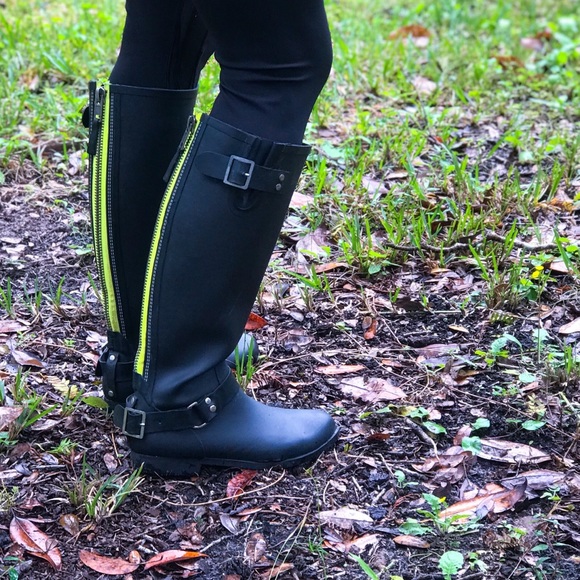 Steve Madden Tsunamii Contrast Zip Rain Boots - Picture 2 of 3